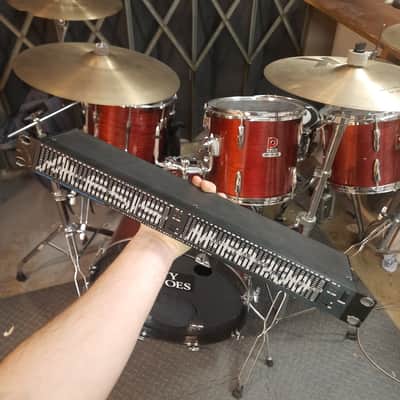 Alesis M-EQ 230 - 30 Band 12dB Graphic Equalizer, Stereo image 2