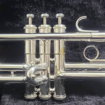 Getzen Eterna 900 Severinsen Model Trumpet,2 mouthpieces ,2 mutes and Original case 1968-1970 - Silver plated image 8