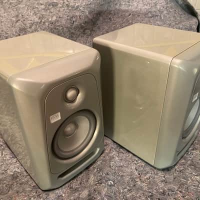 KRK ROCKIT 5 GEN3 2018 PLATINUM SERIES POWERED STUDIO MONITORS - Silver image 7