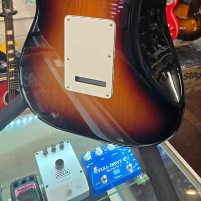 Fender Mexican Standard Stratocaster 2013 - Sunburst image 2