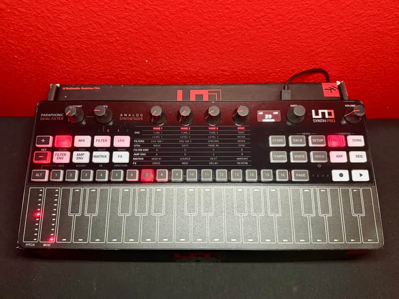 IK Multimedia IK Multimedia UNO Synth Pro Desktop 32-Key Analog Synthesizer