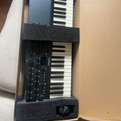 Modal Electronics Argon8X 8 Voice 61-Key Wavetable Synthesizer 2020 - Grey image 3
