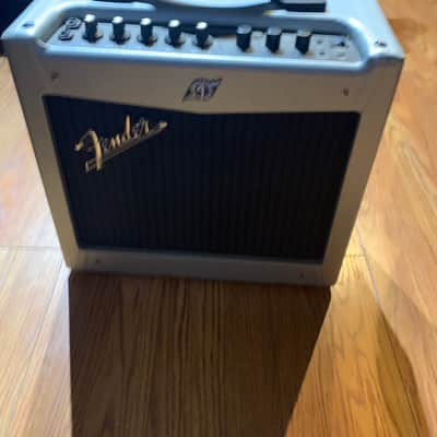 Fender Mustang I V.2 20-Watt 1x8" Modeling Guitar Combo image 1