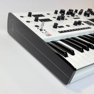 Modal Electronics 002 12-Voice Analogue-Digital Hybrid Synthesizer (Boxed / Warranty) image 7