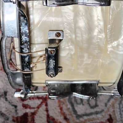 Ludwig No. 900 Super Classic 5.5x14" 8-Lug Snare Drum with P-87 Strainer, Keystone Badge 1960 - 1966 - White Marine Pearl image 5