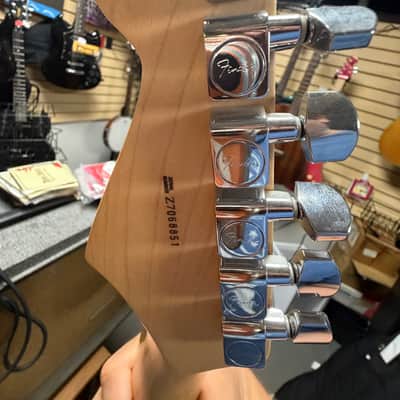 Fender American Series VG Stratocaster with Rosewood Fretboard 2007 - 2009 - 3-Color Sunburst image 10