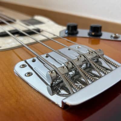 Fender Vintera '60s Mustang Bass 2022 3-Color Sunburst image 5
