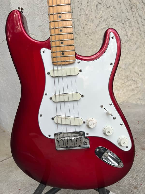 Fender Strat Plus with Maple Fretboard 1987 - 1998 - Candy Apple Red