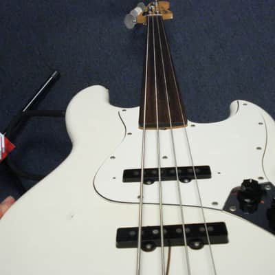 Fender Jazz Fretless MIJ Japanese bass guitar image 15