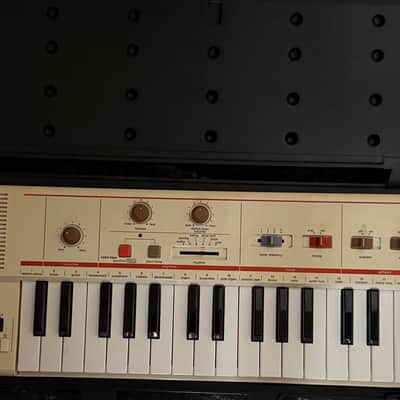 Casio MT-40 Casiotone 37-Key Synthesizer 1981 - 1982 - White