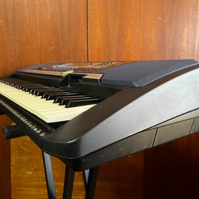 YAMAHA PSR-540 61-Key Full Size Key MIDI Portable Keyboard w