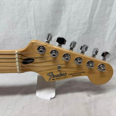 Fender Stratocaster HSS Guitar - Upgraded Electronics / Pickups - MIM Mexico 2004 - 3-Color Sunburst / Maple neck image 6