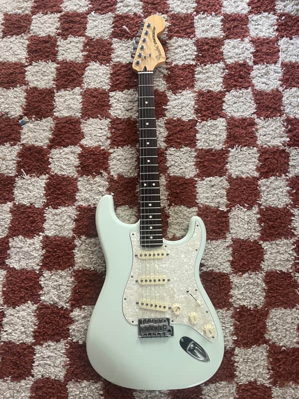 Fender Deluxe Roadhouse Stratocaster with Rosewood Fretboard 2014 - 2015 - Sonic Blue