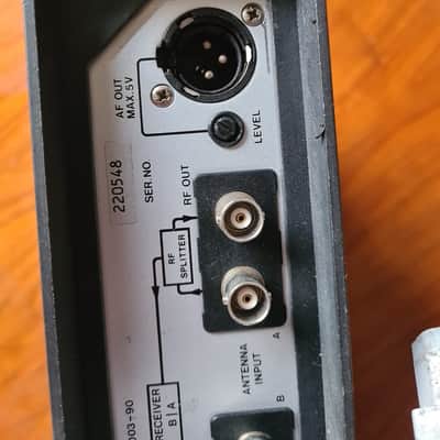 Sennheiser Sennheiser EM2003 True Diversity Receiver + SK2012 Transmitter – 210.700 MHz – Classic Pro System image 19