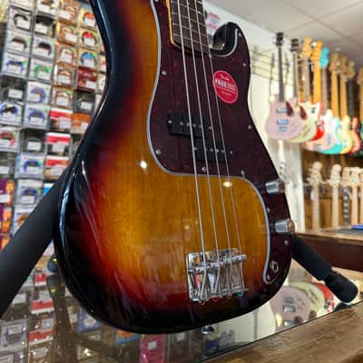 Squier Classic Vibe '60s Precision Bass 3-Color Sunburst image 3