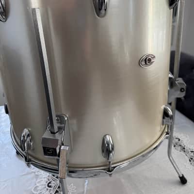 Slingerland Magnum - Silver Mist 18x16 Floor tom 1979 Excellent Condition! image 6
