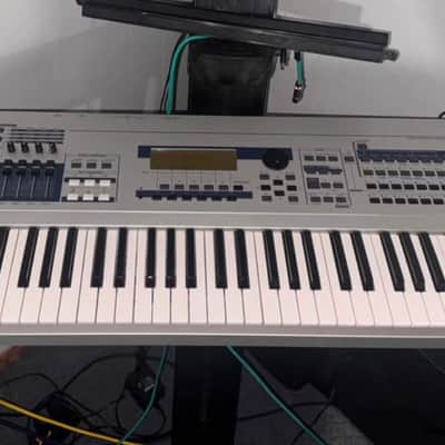 Yamaha MO 6 Production Synthesizer 2000s - Gray