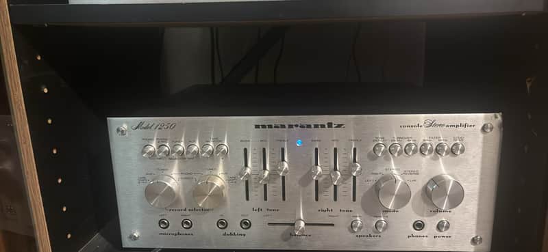 Marantz Model 1250 125-Watt Stereo Solid-State Integrated Amplifier 1976 - 1978 - Silver