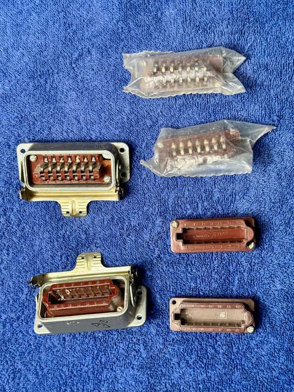 Lomo connectors with silver contacts.