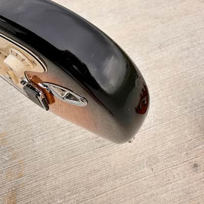 Fender American Deluxe Stratocaster Alder with Rosewood Fretboard 2005 3-Color  Sunburst image 15