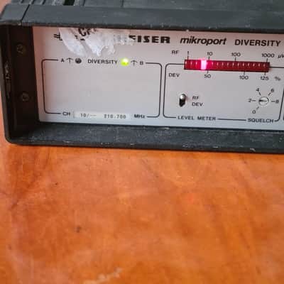 Sennheiser Sennheiser EM2003 True Diversity Receiver + SK2012 Transmitter – 210.700 MHz – Classic Pro System image 3