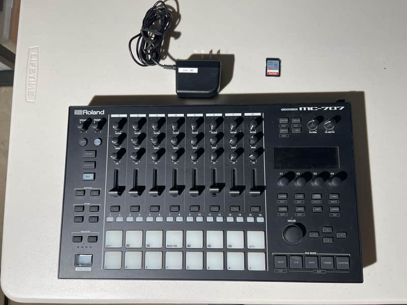 Roland MC-707 Groovebox 2019 - Present - Black Bild 1