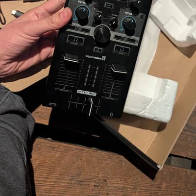 Reloop Mixtour Portable DJ Controller/Audio Interface 2010s - Black image 8