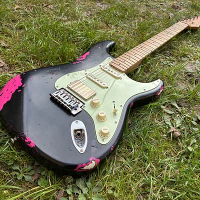 Khristore Custom Shop Strat Heavy Relic Black over Pink Fender parts Squier Stratocaster Dimarzio Super Distortion