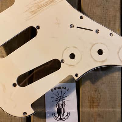 General Vintage Tone Stratocaster 1972 Pickguard parchement classic aged white 1972 Classic white image 4