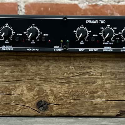 dbx 223XL Stereo 2-Way / Mono 3-Way Crossover 2000s - Gray image 1