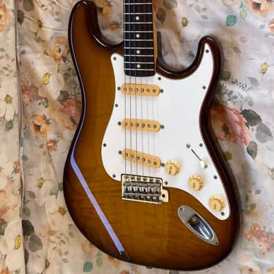 Immagine Fender Stratocaster 1986-87 MIJ with Tobacco Burst Warmoth Body and upgrades - 3