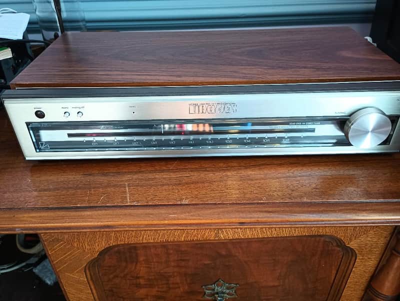 Luxman T110 tuner in excellent condition - 1980's image 1
