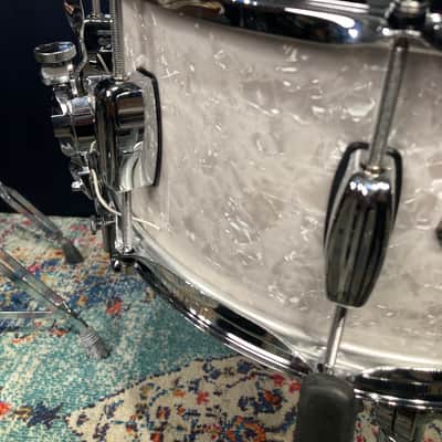 Rogers - 14x6.5" Dyna-Sonic Bread and Butter Lug Snare Drum, Reissue   2010's - White Marine Pearl image 4