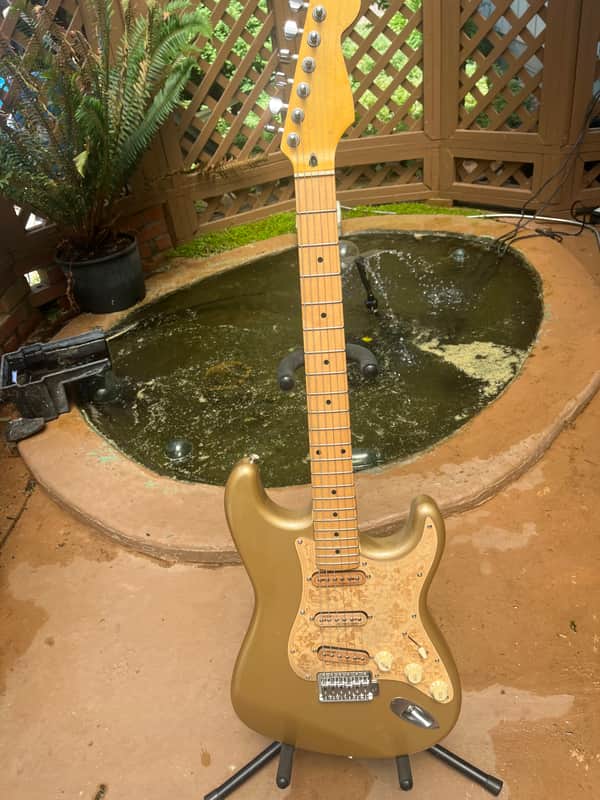 Partscaster Strat style 90’s - AztecGold image 1
