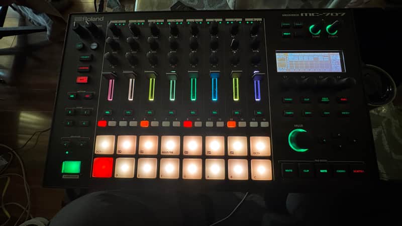Roland MC-707 Groovebox