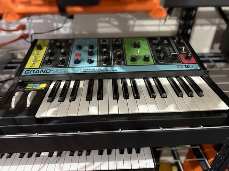Immagine Moog Grandmother 32-Key Semi-Modular Analog Synthesizer 2018 - Present - Black / Multi-Colored Panel - 1