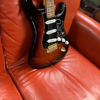 2015 Fender Stevie Ray Vaughan Stratocaster 3-Color Sunburst imagen 2