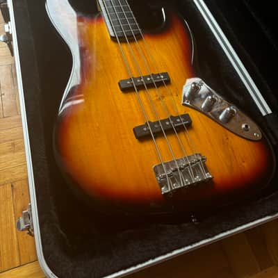 Squier Vintage Modified Jazz Bass Fretless 2007 - 2018 - 3-Color Sunburst image 2