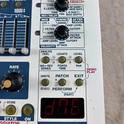 Roland SH-32 Desktop Synthesizer Module 2002 - 2004 - White image 6