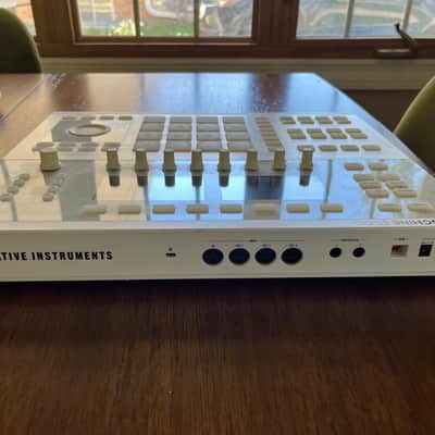 Native Instruments Maschine Studio 2010s - White image 3