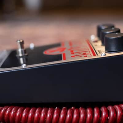 Electro-Harmonix Big Muff Pi Distortion/Fuzz Guitar Effects Pedal image 2