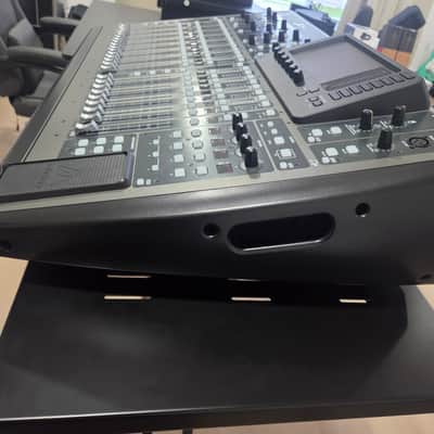 Behringer X32 40-Input 25-Bus Digital Mixing Console 2012 - Present - Black (WITH TRAVEL CASE) image 3
