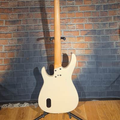 Peavey USA Axcelerator Plus 4-String Bass Vintage White image 14