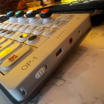 Immagine Teenage Engineering OP-1 Portable Synthesizer Workstation 2011 - Present - White - 8