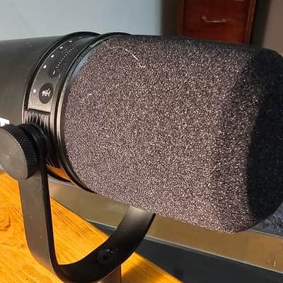 Shure MV7 Dynamic USB Podcast Microphone 2020 - Present - Black image 1