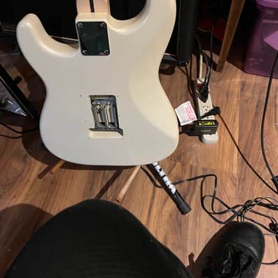 Squier Deluxe Stratocaster 2007 - 2018 - Pearl White Metallic image 3