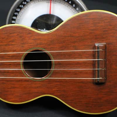 A Vintage Martin Style 2 Ukulele in it's Original Case & Like New Condition # 9 U image 3