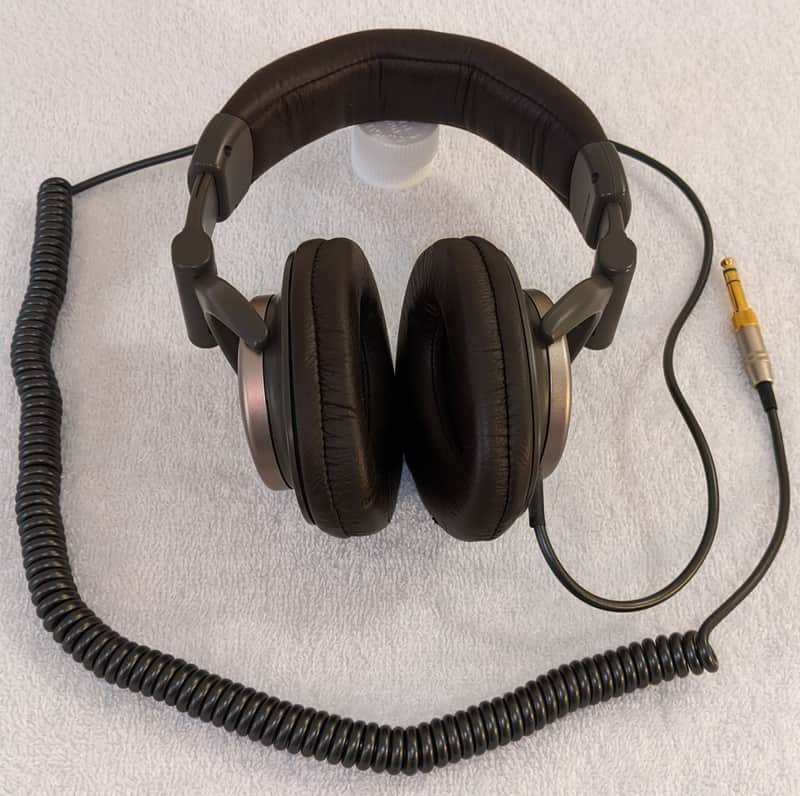Sony MDR-V900 Studio Monitor Headphones w/ Carrying Case image 1