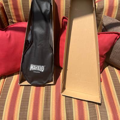 Mahalo MC1ALGGN Glow Green Alien shaped soprano ukulele 2000 to present  - Glow green image 1