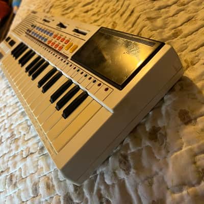 Casio PT-80 32-Key Mini Synthesizer 1980s - White image 3